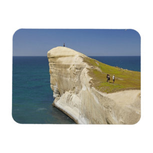 Íman Turistas no topo do penhasco na Tunnel Beach