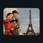 Íman Turistas Vintage viajando na Torre Eiffel de Paris<br><div class="desc">Viagem de ilustração de Vintage e imagem de transporte apresentando férias de recém-casados visitando Paris, França, com a Torre Eiffel em segundo plano. Um design de amor e romance com um homem e uma mulher em férias românticas, um casal na cidade de luzes em sua lua de mel. Ela está...</div>