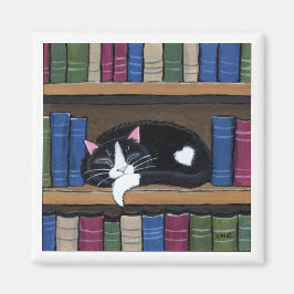 Íman Tuxedo Cat Dormindo na estante de livros