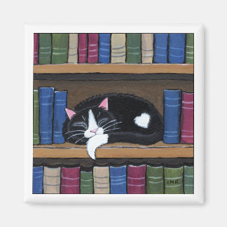 Íman Tuxedo Cat Dormindo na estante de livros