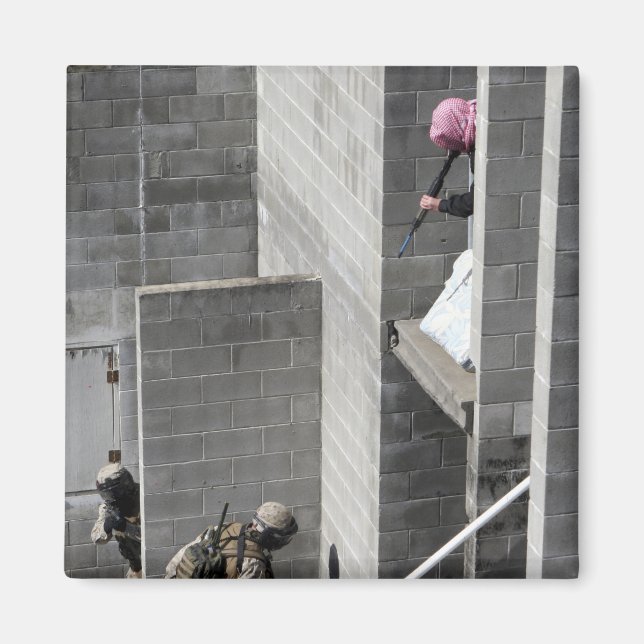 Íman Um agressor fuzileiro e inimigo com papéis (Frente)