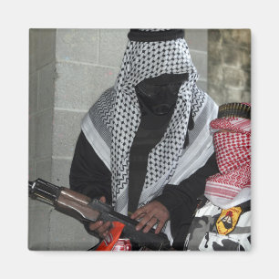 Íman Um agressor inimigo que desempenha um papel armou