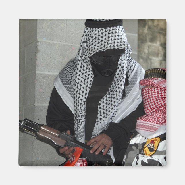 Íman Um agressor inimigo que desempenha um papel armou  (Frente)