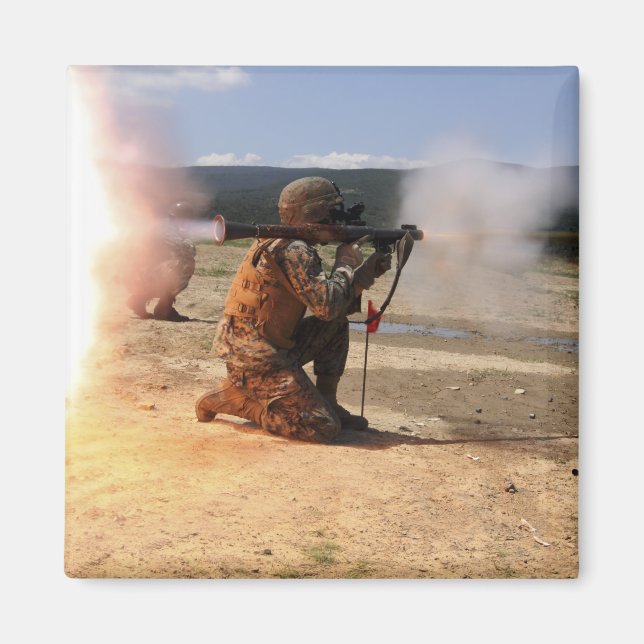 Íman Um assaltante dispara uma Granada Propulsada Fogue (Frente)