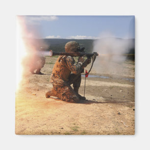 Íman Um assaultman ateia fogo a uma granada propelida