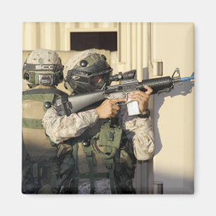 Íman Um batedor de infantaria visa sua arma