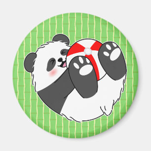 Íman Um Bebê Panda Fofo Brincando com uma Bola