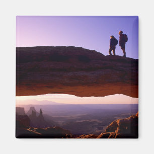 Íman Um casal observa o nascer do sol do topo da Mesa A