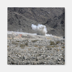 Íman Um círculo de uma lança-foguetes AT-4 pequena