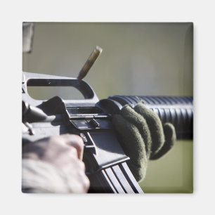 Íman Um círculo voa da câmara de um M-16A2