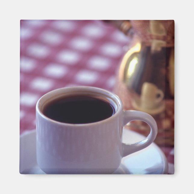 Íman Um copo de café árabe. Síria. O Meio (Frente)