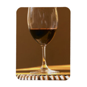 Íman Um copo de Chateau Belgrave vermelho à luz do sol