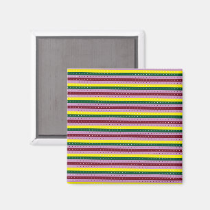 Íman um fundo listrado multicolorido com pontos
