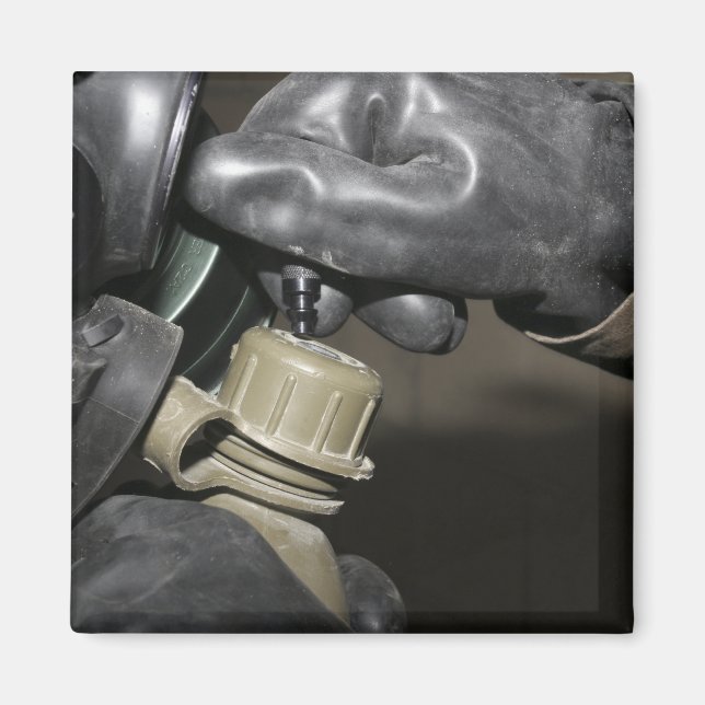 Íman Um fuzileiro insere um tubo de bebendo em seu cant (Frente)