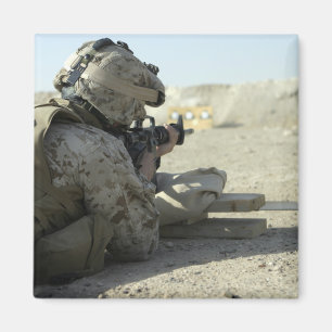 Íman Um fuzileiro naval ateia fogo a um rifle de