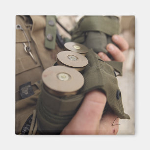 Íman Um fuzileiro naval embala punhados de granadas de