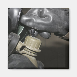 Íman Um fuzileiro naval introduz um tubo do bebendo em