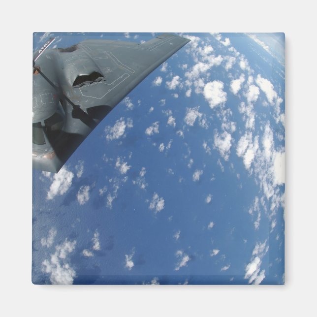 Íman Um KC-135 Stratotanker reabastece um Espírito B-2 (Frente)