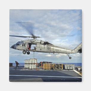 Íman Um MH-60S Seahawk prepara-se para entregar o