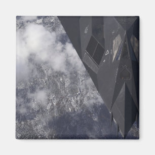 Íman Um noitibó-americano de F-117A voa altamente sobr