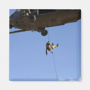 Íman Um pararescueman rappels de um HH-60