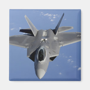 Íman Um Raptor F-22 se move para a posição para receber