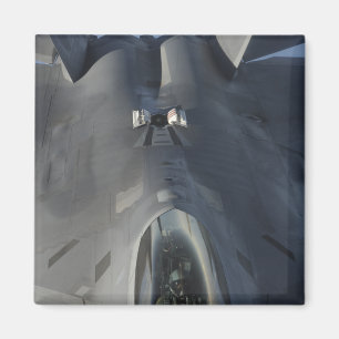 Íman Um Raptor F-22 se move para a posição para receber