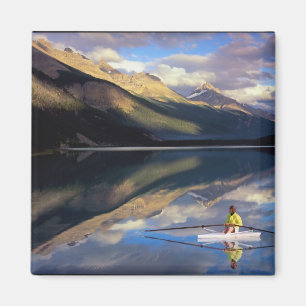 Íman Um remador no Lago Banff no Canadá MR)