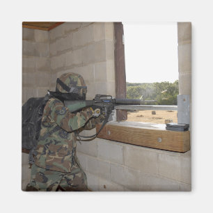 Íman Um soldado actua como uma força da oposição