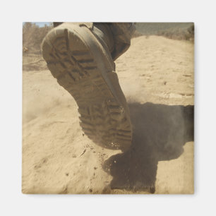 Íman Um soldado americano caminha por um caminho de ter