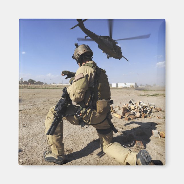 Íman Um soldado conduz a segurança para um HH-60 (Frente)