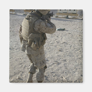 Íman Um soldado contrata seu alvo em um tiro soou