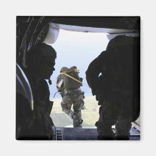 Íman Um soldado executa um salto do estático-line