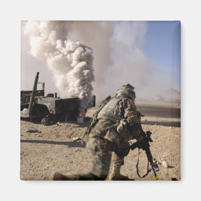 Íman Um Soldado reage a um explosivo controlado (Frente)