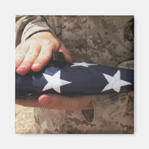 Íman Um soldado segura bandeira dos Estados Unidos