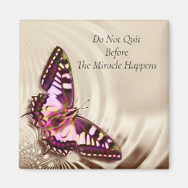 Íman Uma borboleta cor-de-rosa sobre um fundo de natas