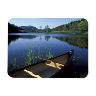 Íman Uma canoa fica na beira de Little Long Pond