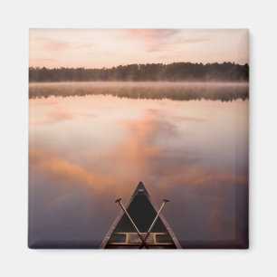 Íman Uma canoa repousa na margem do lago Pawtuckaway