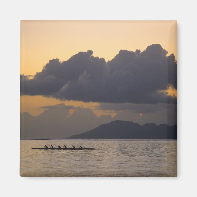 Íman Uma equipe de canoa outrigger pratica na costa (Frente)
