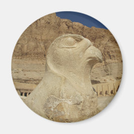 Íman Uma estátua de Horus como falcão no templo de Hats