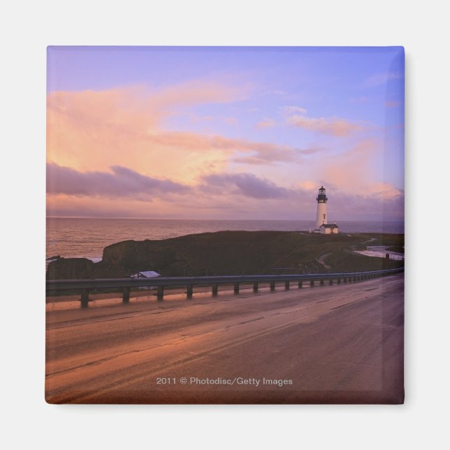 Íman Uma Estrada E Um Farol Ao Longo Da Costa Ao Sol (Frente)