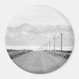Íman Uma estrada solitária e montanhas das linhas