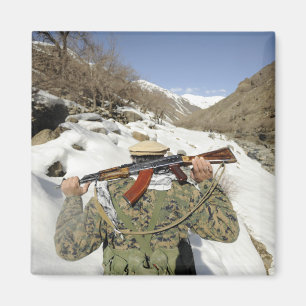 Íman Uma Guarda Mujahadeen caminha com o membro militar