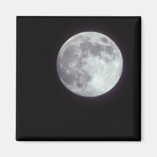 Íman Uma lua cheia brilhante em um céu noturno negro.
