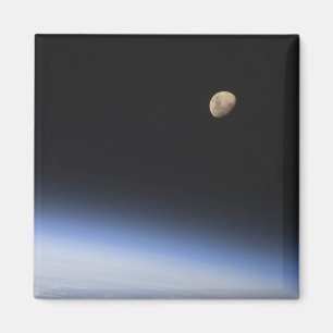 Íman Uma lua gibbous visível acima da atmosfera de