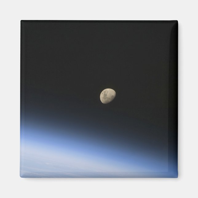 Íman Uma lua gigante visível sobre a atmosfera da Terra (Frente)