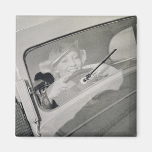 Íman Uma mulher que conduz, c.1930s (fotogravura)