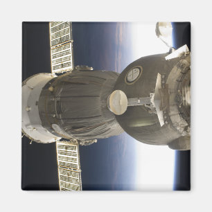 Íman Uma nave espacial de Soyuz backdropped pela terra