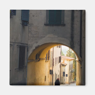 Íman Uma pessoa andando sob um arco, descendo uma colin