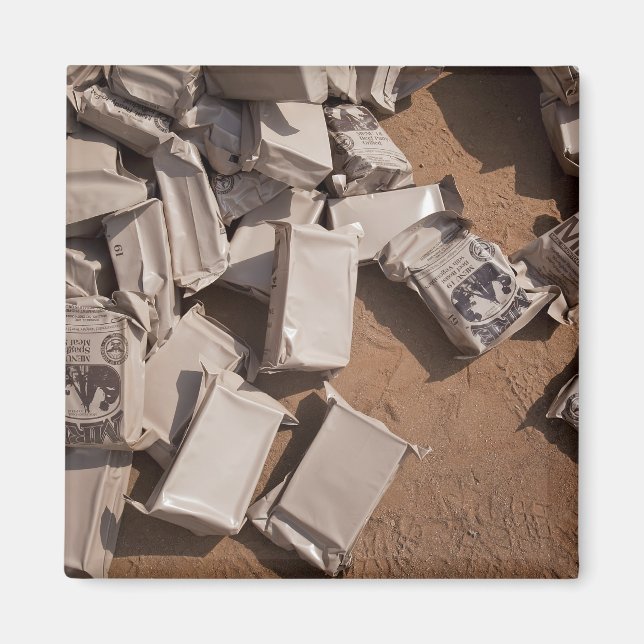 Íman Uma pilha de refeições prontas para comer (Frente)